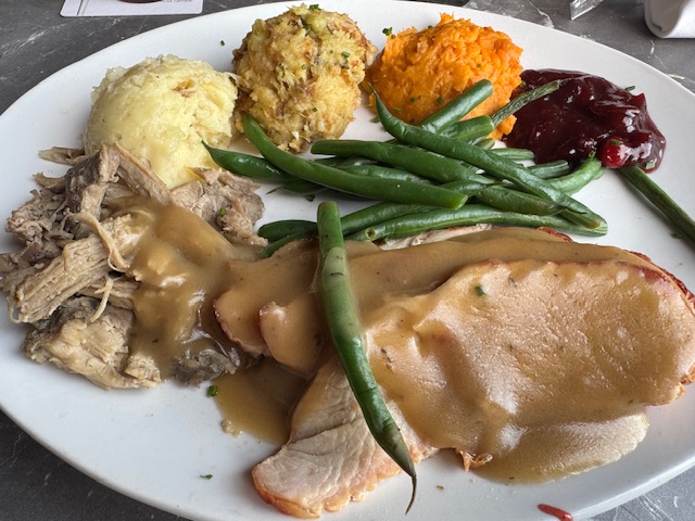 Assiette de Thanksgiving : de la dinde et ses accompagnements