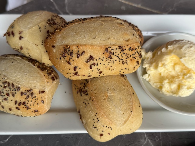 Assiette de petits pains aux graines de pavot, ainsi que du beurre