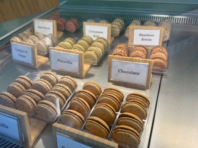 8 parfums de macarons dans la vitrine : chocolat, pistache, mais aussi des parfums uniquement américains comme "cookies & cream" et gâteau "red velvet"