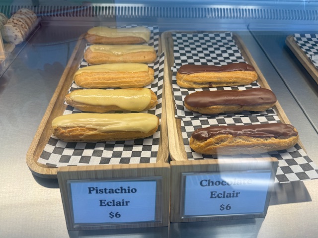 Deux parfums d'éclairs : pistache et chocolat