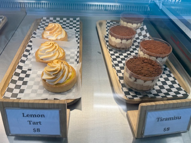 Des tartelettes au citron et des verrines de tiramisu