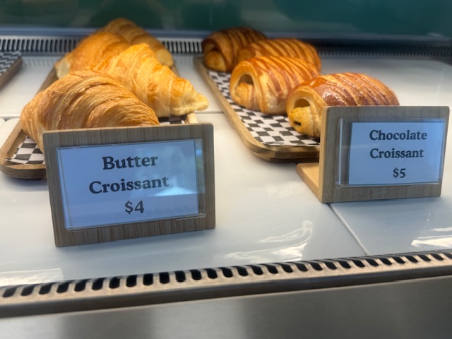 Des croissants et des pains au chocolat