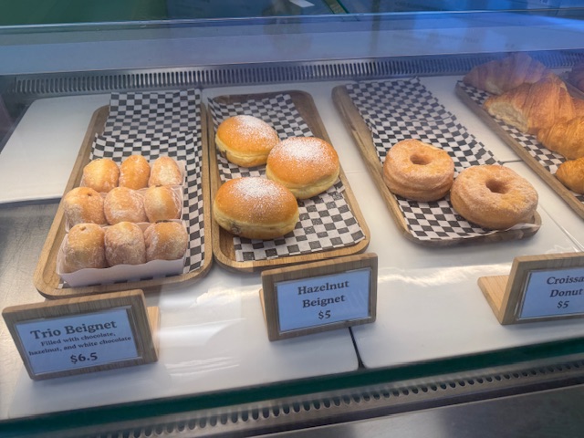 Des beignets natures et fourrés de Nutella