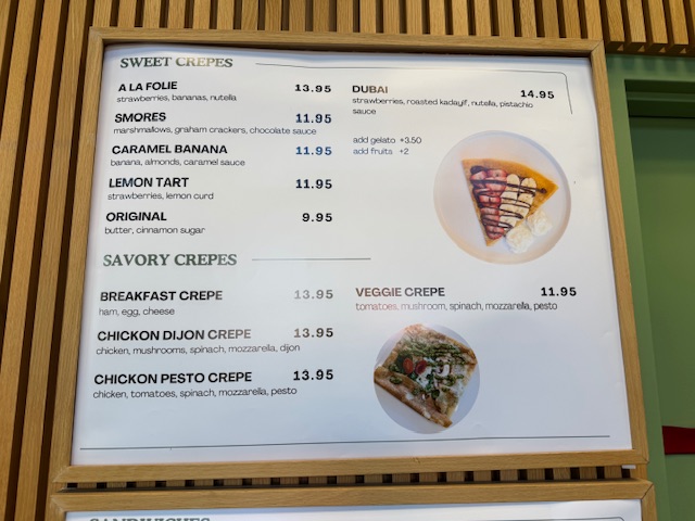 Liste de crêpes salées et sucrées. Il y en a au Nutella et aux fraises, mais aussi « façon Dubai » : Nutella et pâte de pistaches. 