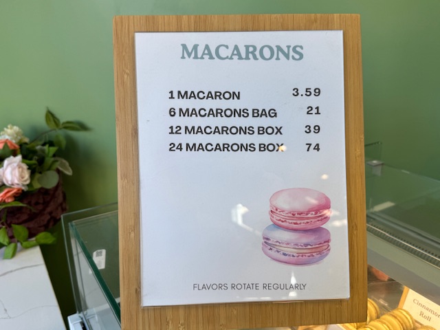 Liste de prix des macarons : 3,59 $ l'unité, 21 $ pour une boîte de 6, etc.