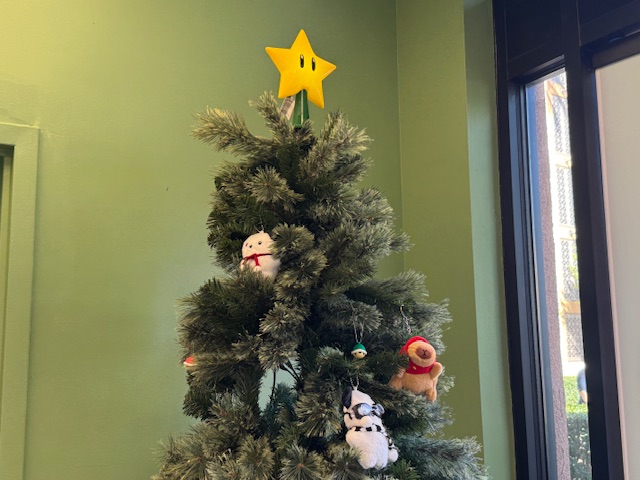 Petit sapin à l'intérieur avec une étoile des jeux Mario en haut