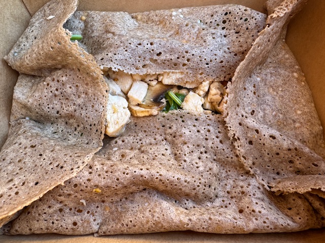 La crêpe entière dans sa boîte à emporter