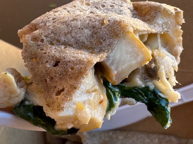 Un morceau de la crêpe, coupé pour montrer l'intérieur. 