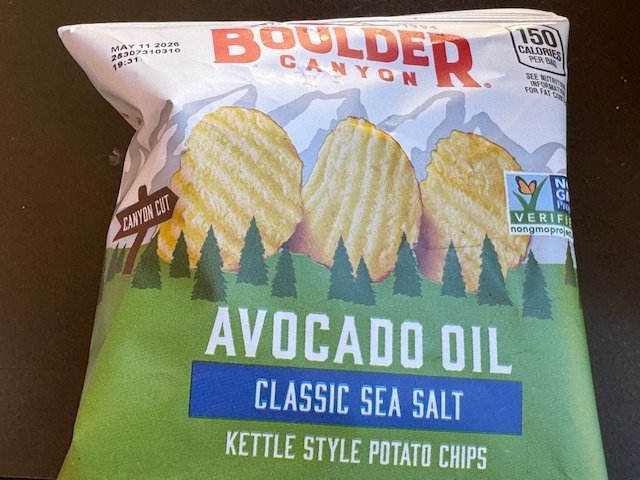 Devant du paquet de chips : "Boulder Canyon"