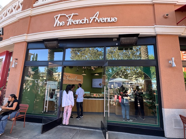 Porte vue de l'extérieur. Le nom "The French Avenue" est au-dessus de la porte.