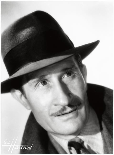 M. Roquevert à ses 52 ans, avec un chapeau Borsalino et une moustache fine et noire