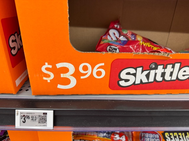 Sacs de Skittles, 3,96 $ chacun.