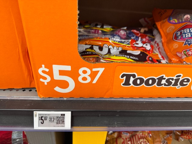 Sacs de sucettes "Tootsie Pop", 5,87 $ chacun.