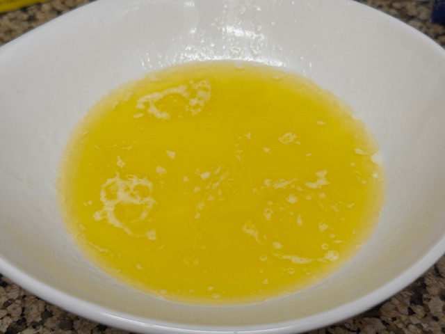 Beurre fondu dans un bol