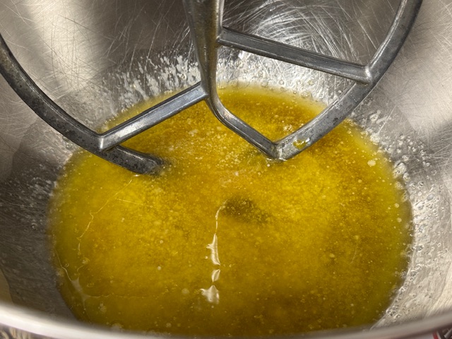 Mélange dans le bol du robot