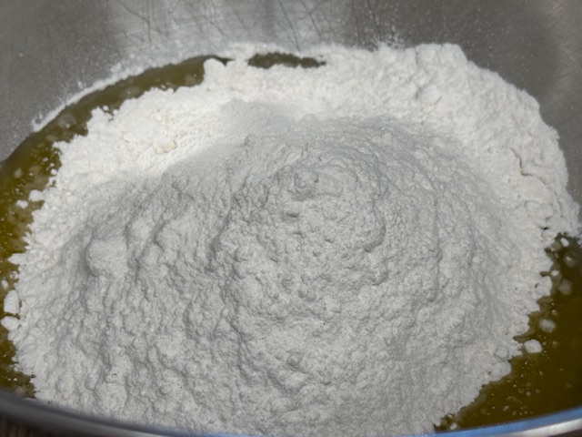 Farine versée au-dessus des autres ingrédients 