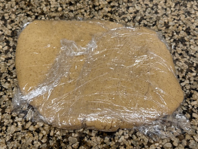 Carré de pâte emballé dabs du film à contact