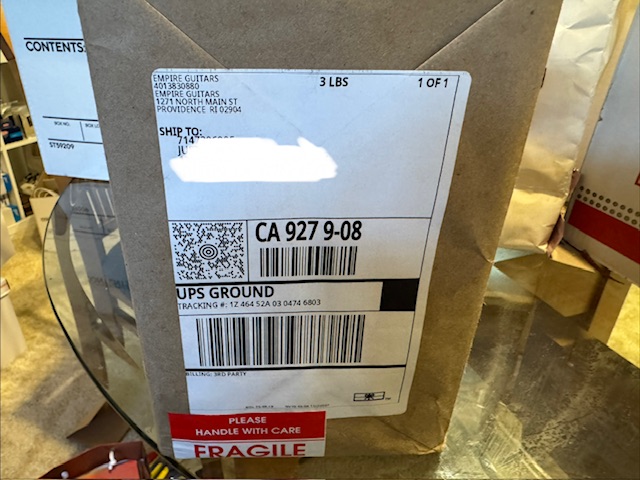 Photo de l'emballage en papier avec l'étiquette d'adresse