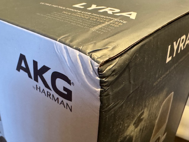 Photo du carton, avec un coin gravement battu