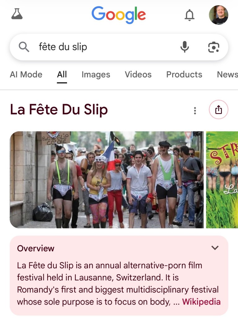 C'est une capture d'écran de Google, qui offre une photo de gens qui portent des slips à l'extérieur de son pantalon, souvent avec des bretelles. Il y a une explication en anglais au-dessous.