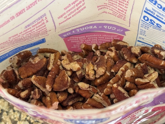 Vue des noix pécans de proche, pour voir qu'elles sont trop grosses