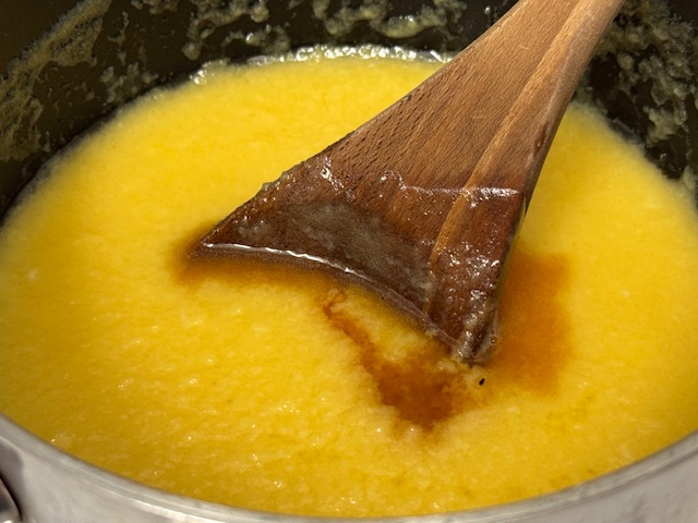 Vanille liquide versée dans le glaçage