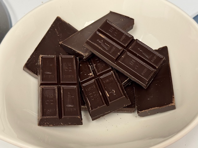 Chocolat noir Baker's dans un bol