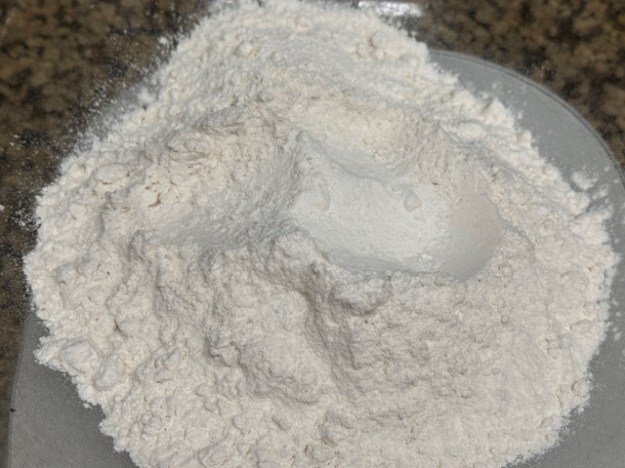 Mélange de poudres dans un saladier.