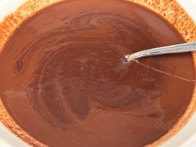 Chocolat fondu après avoir bien remué ; ça ressemble à du chocolat fondu comme on le connaît.