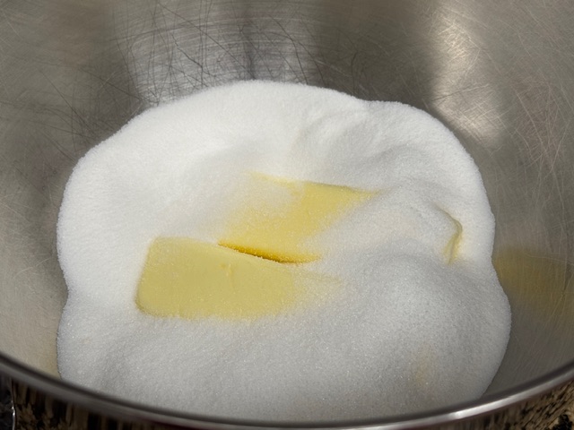 Sucre et beurre dans le bol du robot