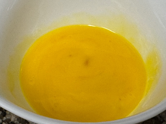 Jaunes battus dans leur bol.