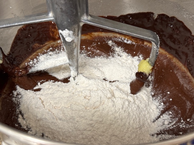 Première fois de farine ajoutée au bol.
