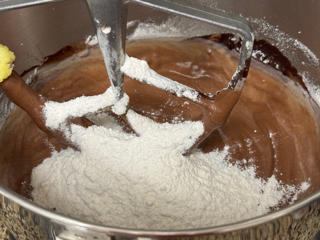 Deuxième farine sur le mélange.