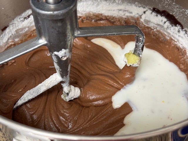 Deuxième lait ribot. Le mélange reste plutôt sombre.