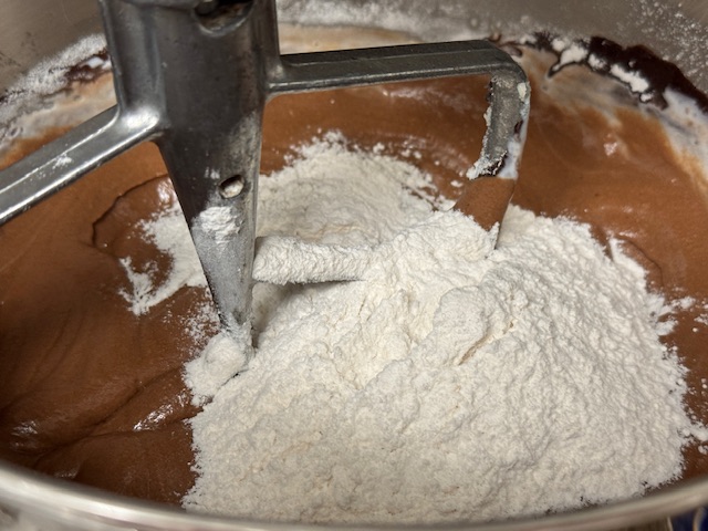 Dernière fois de farine. À ce point, le mélange a plus de structure, avec une surface lisse.