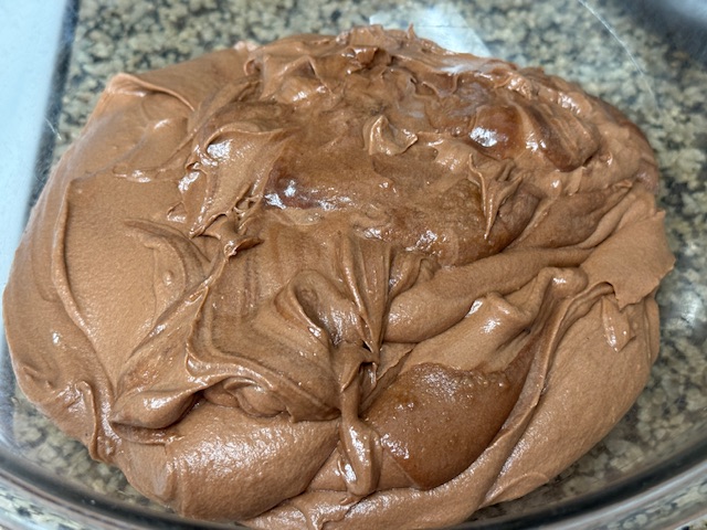 Mélange transféré dans un saladier car on a toujours besoin du robot. La pâte est très épaisse.