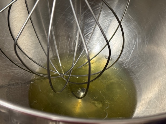 Blancs dans le bol du robot.