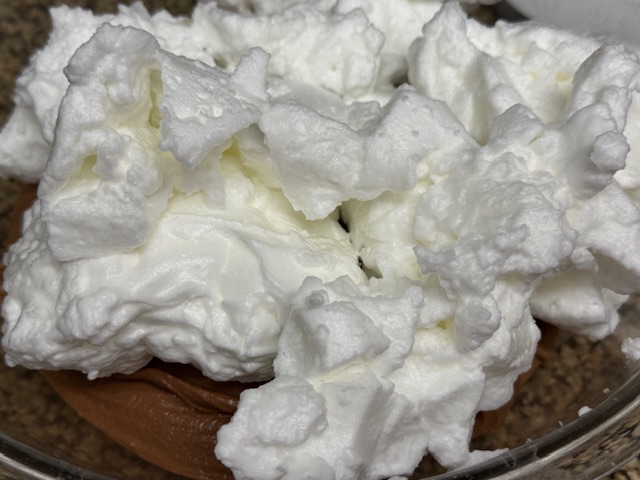 Blancs déposés dans le saladier avec la pâte.