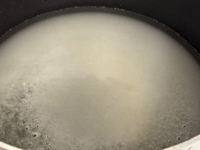 Sucre et eau dans la casserole