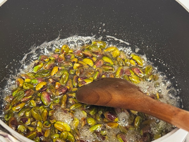 Pistaches recouvertes de sirop -- elles brillent et il n'y a plus de bulles