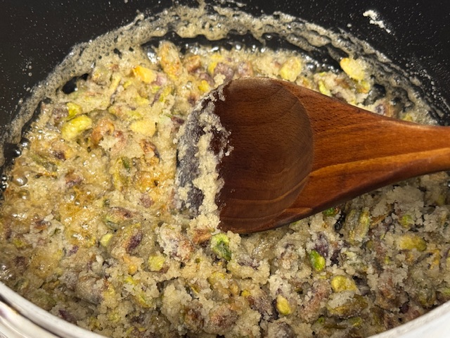 L'eau est complètement évaporée et le sucre colle aux pistaches