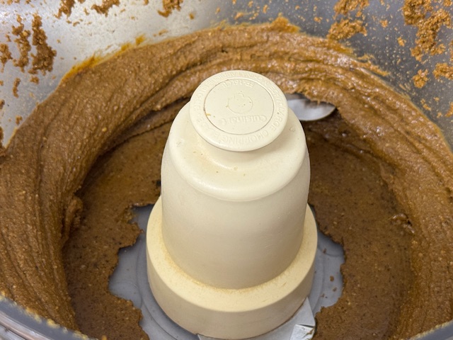 Pâte après environ 7-8 minutes de mixage. Ça semble être homogène, mais n'est pas encore liquide