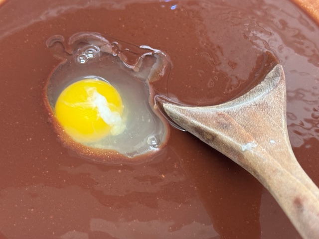 Œuf flottant sur le mélange