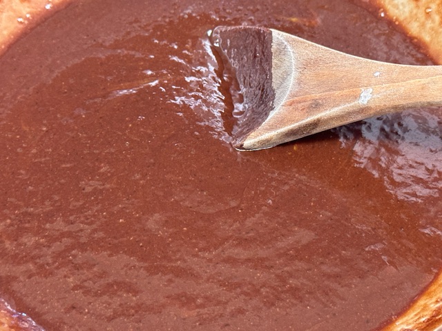 Pâte à brownies après avoir ajouté tous les œufs ; c'est plus épais qu'avant