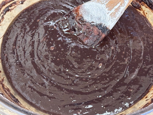 Pâte à brownies après avoir mélangé les poudres. C'est épais et granuleux.