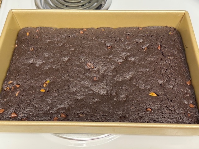 Brownies cuits sortis du four, toujours dans le moule