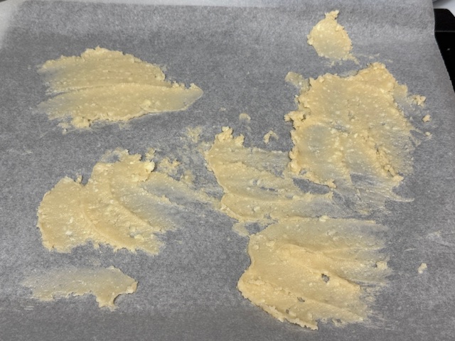 Pâte à crêpes dentelles étalée très finement sur du papier de cuisson