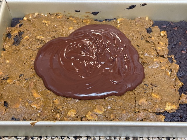 Ganache versée sur le praliné. C'est un tas au centre.