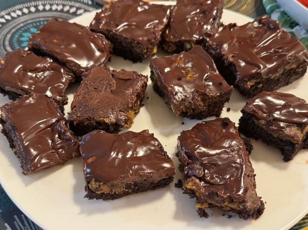 Assiette de brownies servis à la soirée de tarot, avec plus de distance pour voir tous. Il y en a 11.