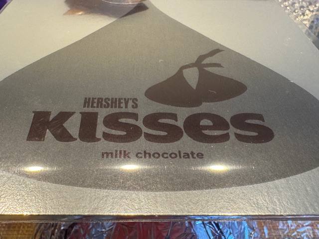 Haut du carton avec le logo "Hershey KISSES"
